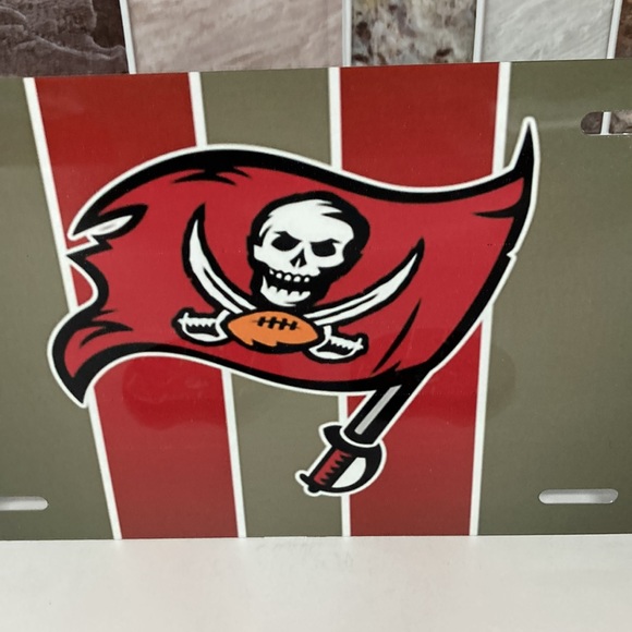 Tampa Bay Buccaneers License Plate With Cup Holder Inserts - Picture 3 of 4